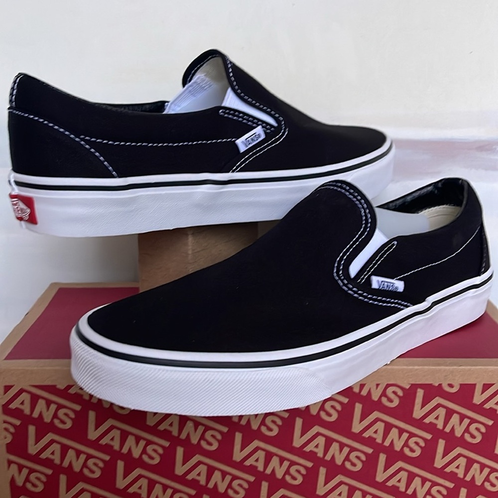 Vans WMNS Classic Slip-On
Black
VN000EYEBLK
Sneakers - Picture 8 of 16
